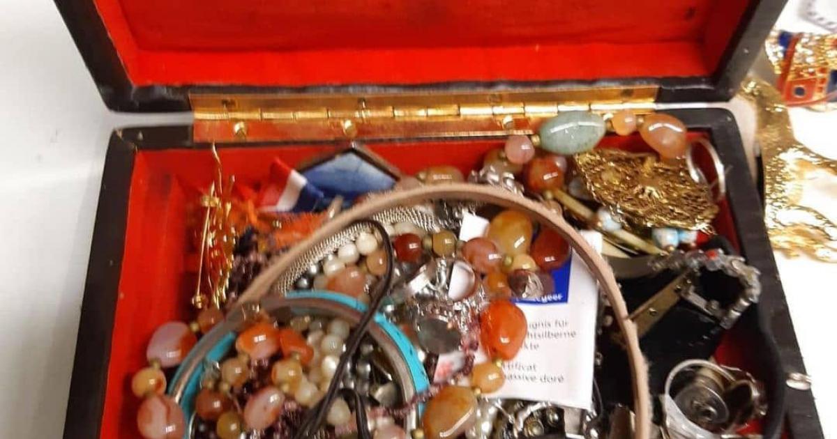 De politie zoekt herkomst van zak en doosje met sieraden..