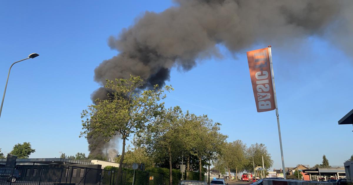 VIDEO: In #Brunssum woedt donderdagochtend een grote brand op industrieterrein Haefland.