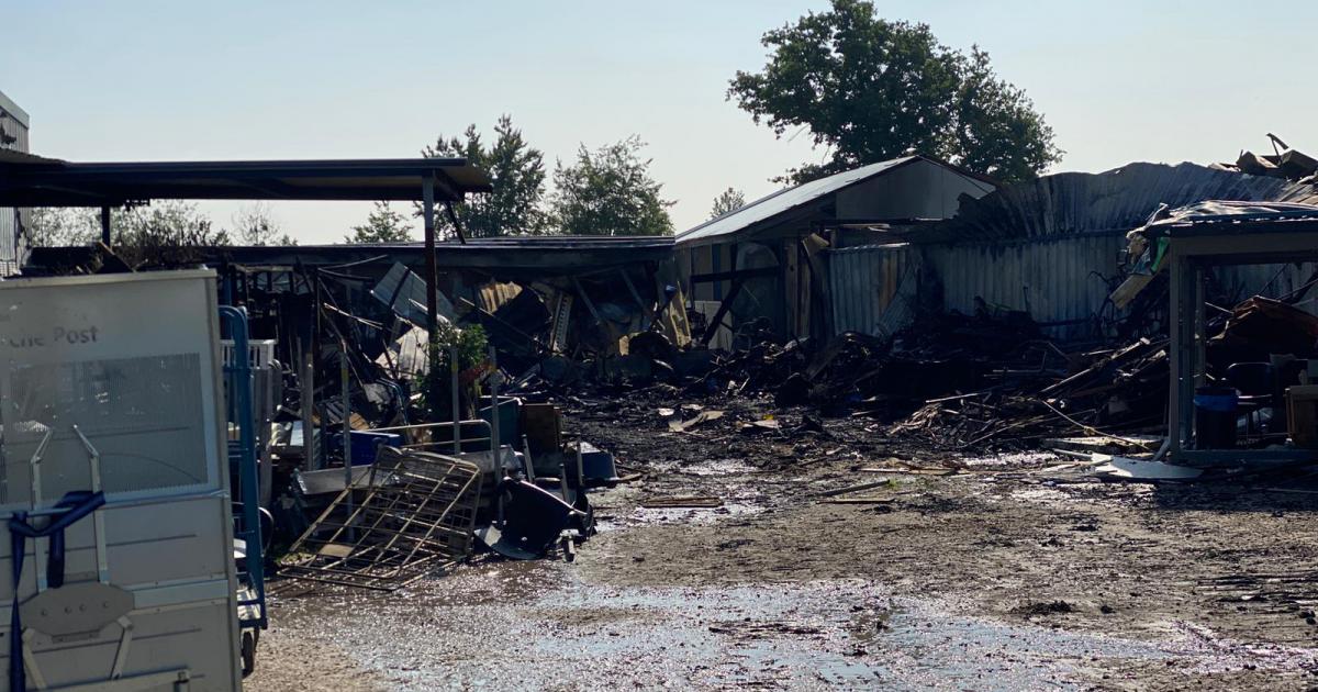 In de resten van de afgebrande opslag aan het Haefland in #Brunssum zijn toch nog gasflessen gevonden.