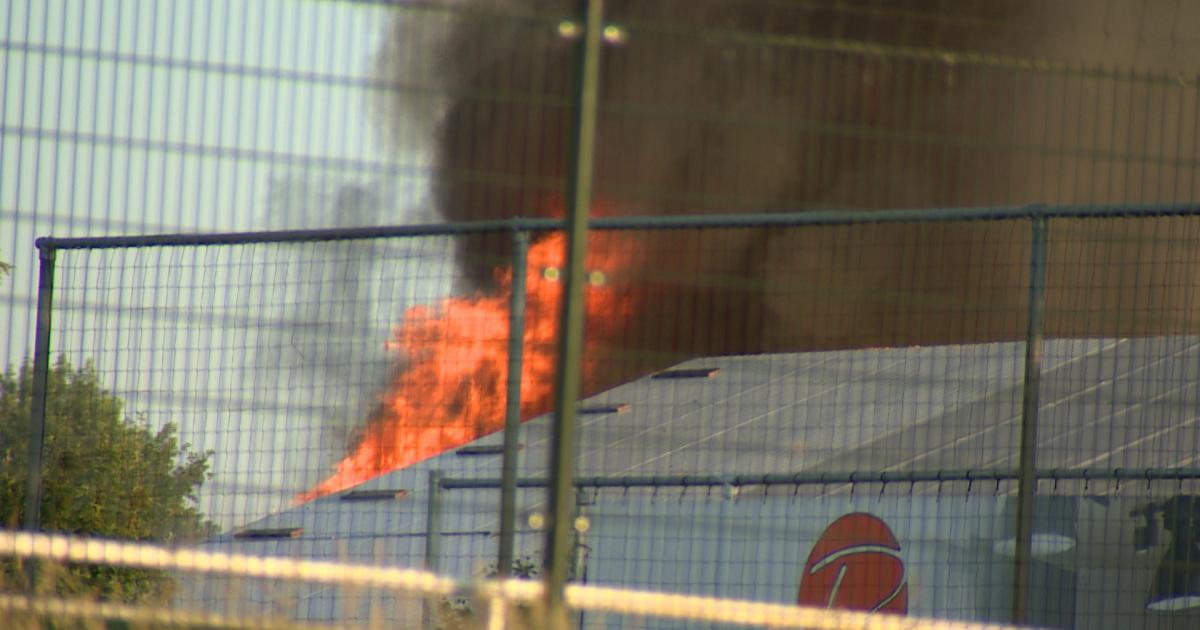 VIDEO: Brandweer krijgt grote brand Brunssum moeilijk onder controle | ZO-NWS.