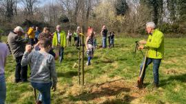 Kinderen planten kersenbomen in Nuth