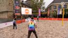 Vrijwilligers slaan een balletje in Heerlen voorafgaande aan het Eredivisie Beachvolleybaltoernooi