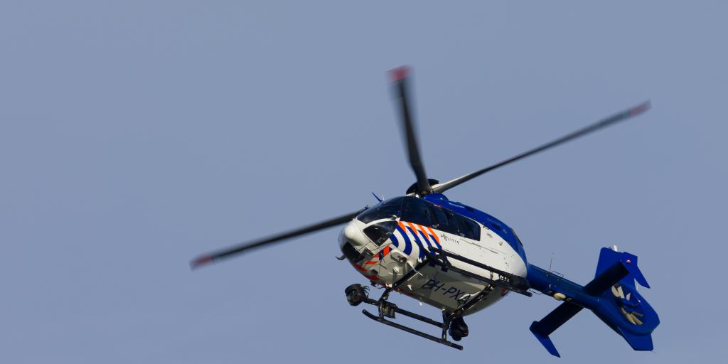 Politie schrikt overlastgevende jongeren af met helikopter