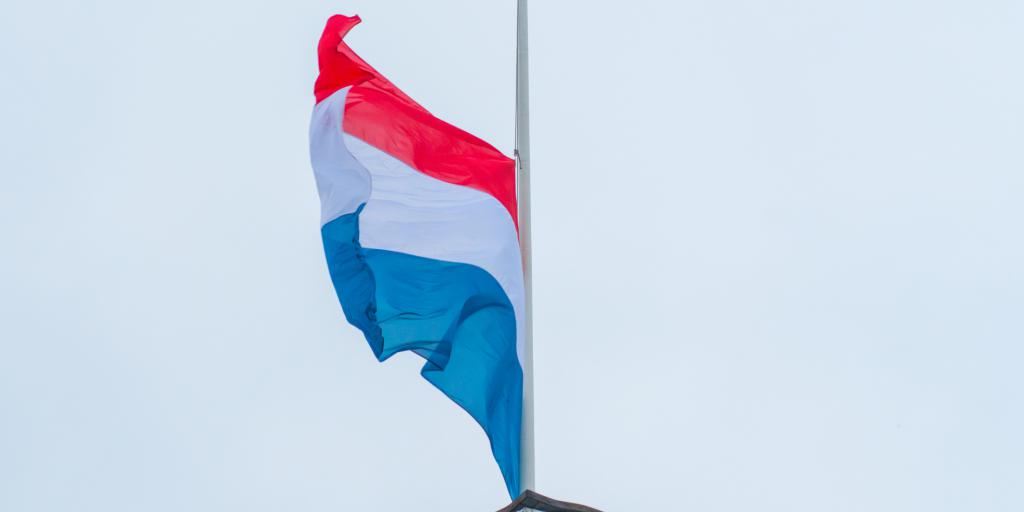 Scout uit Ransdaal hijst vlag tijdens Nationale Herdenking op De Dam