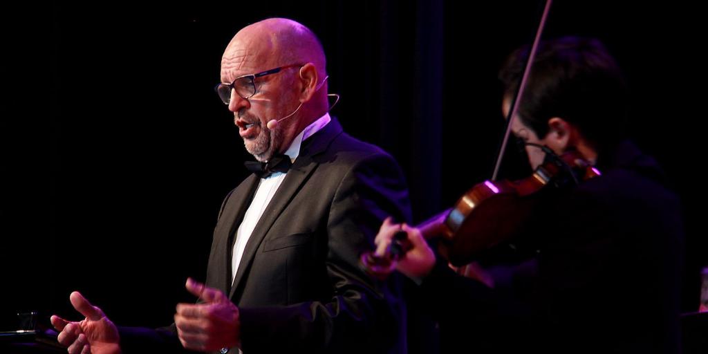Martin Hurkens zingt bij fanfare in Rimburg