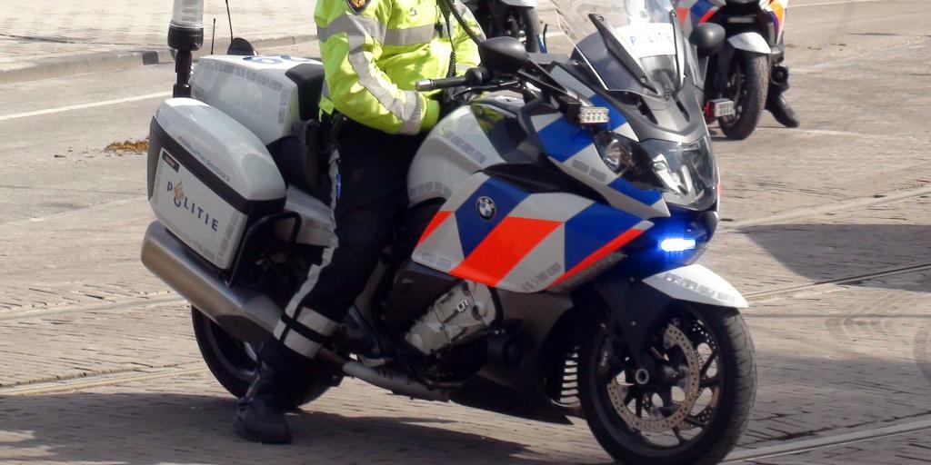 Motoragent botst tegen auto