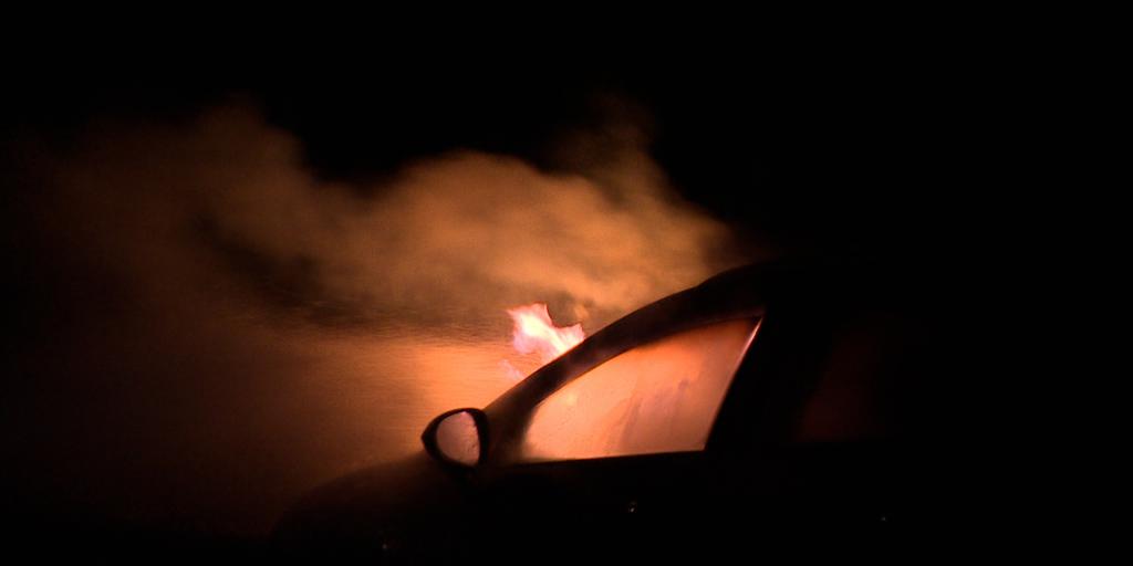 Geparkeerde auto gaat in vlammen op