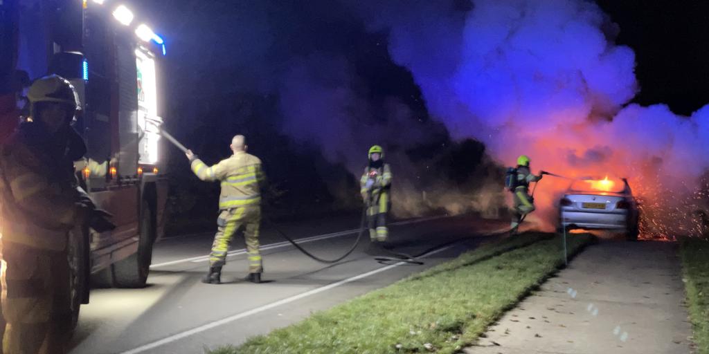 Auto vliegt spontaan in brand