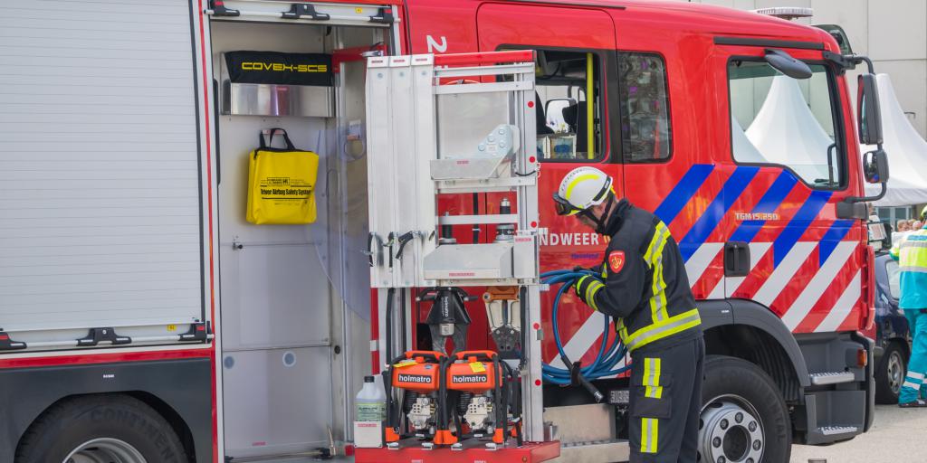 Auto vliegt tijdens het rijden in brand