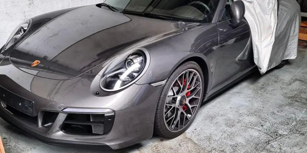 Peperdure gestolen Porsche ontdekt in loods, twee arrestaties