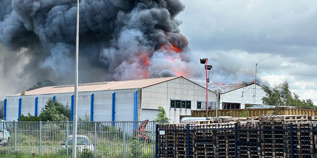 VIDEO: Grote brand in bedrijfsloods Eygelshoven