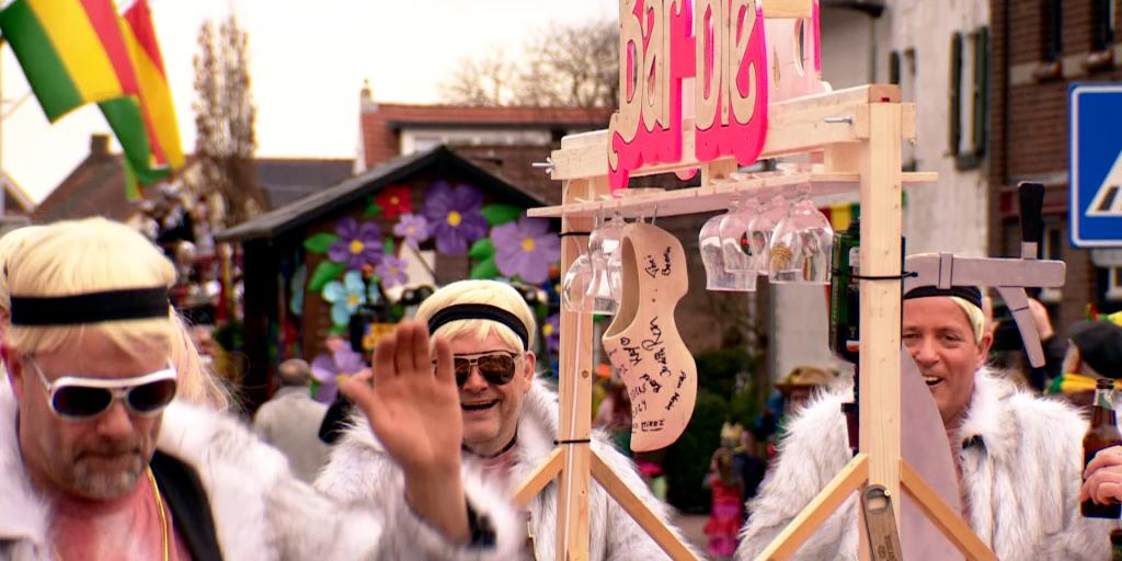 VIDEO: Bonte stoet trekt door Doenrade