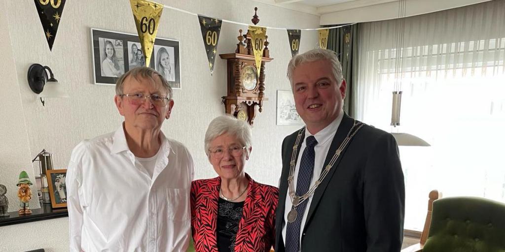 Burgemeester feliciteert echtpaar in Hulsberg met diamanten huwelijk