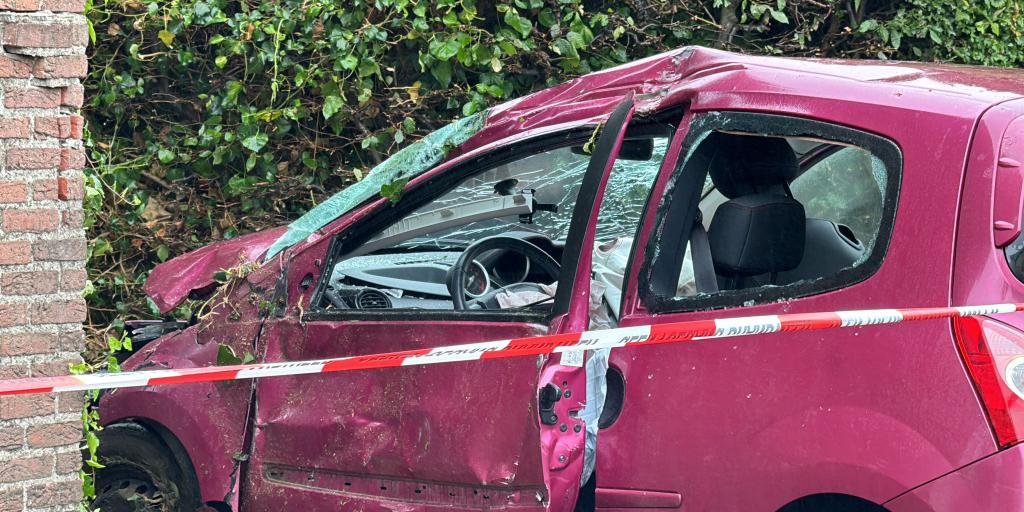 VIDEO: Automobilist gewond na aanrijding tegen woning in Schimmert