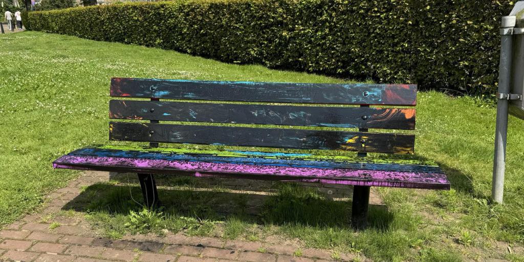Regenboogbankje Schinnen alwéér beklad
