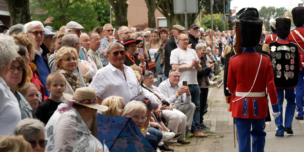 VIDEO: Drukte en gezelligheid tijdens optocht OLS: ‘Straks ene pitsen’
