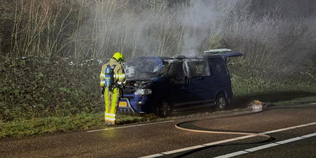 Bestelbus vat vlam tijdens rijden