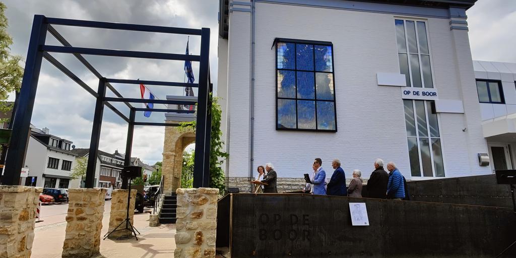 VIDEO: Bijzonder herdenkingsraam weer te zien in Bocholtz