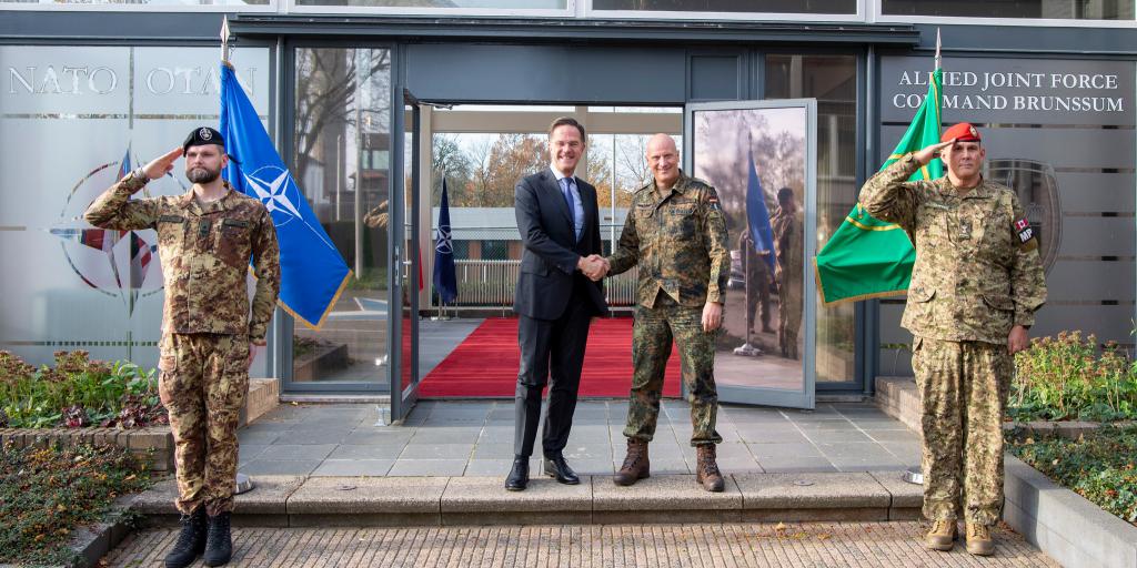 Hoogste NAVO-baas bezoekt JFC en Awacs-basis