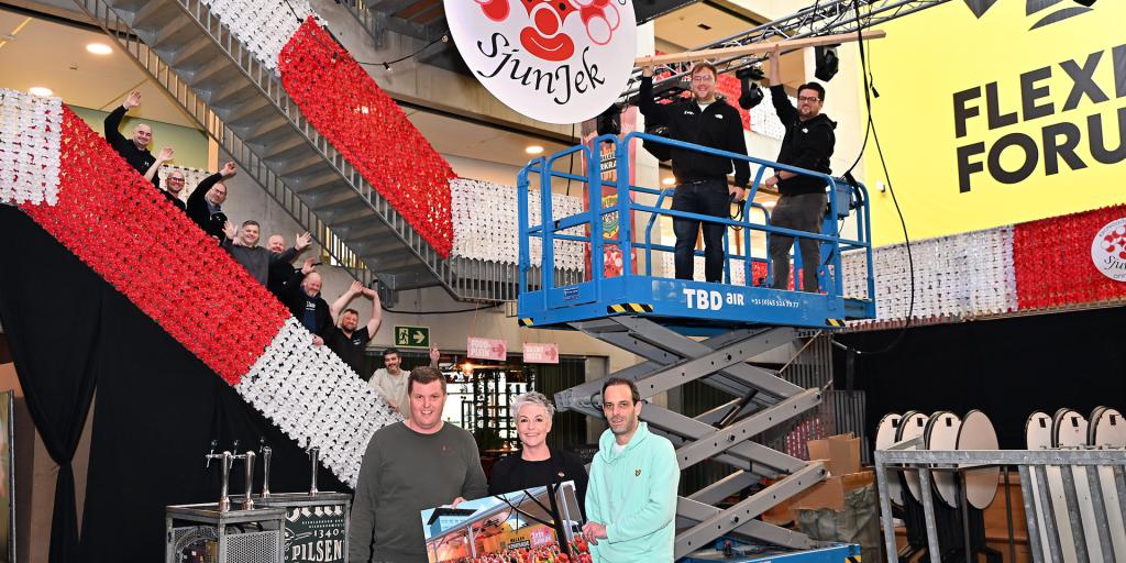 Carnavalsoptocht trekt op de Markt in Kerkrade door tent