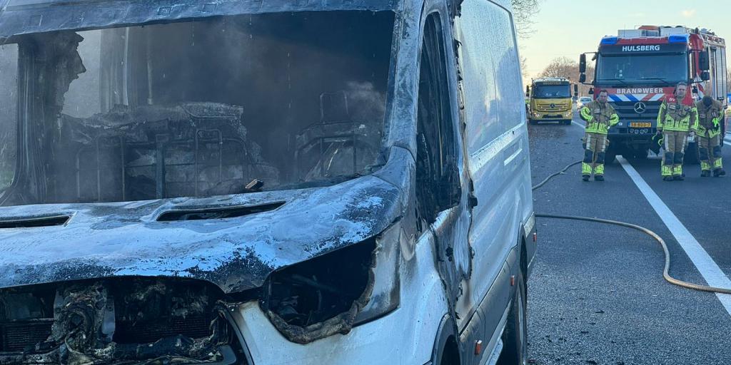 Bestelbus vliegt in brand op A79