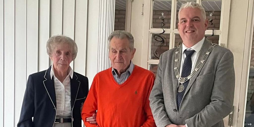 Burgemeester bezoekt briljanten bruidspaar