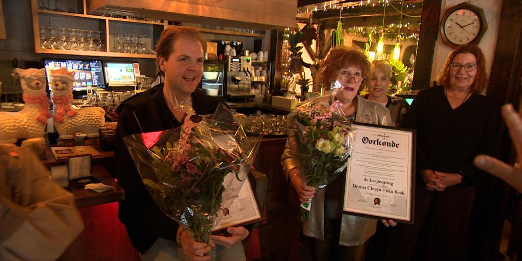 VIDEO: Erepenning voor leden Stichting Bloemenhart