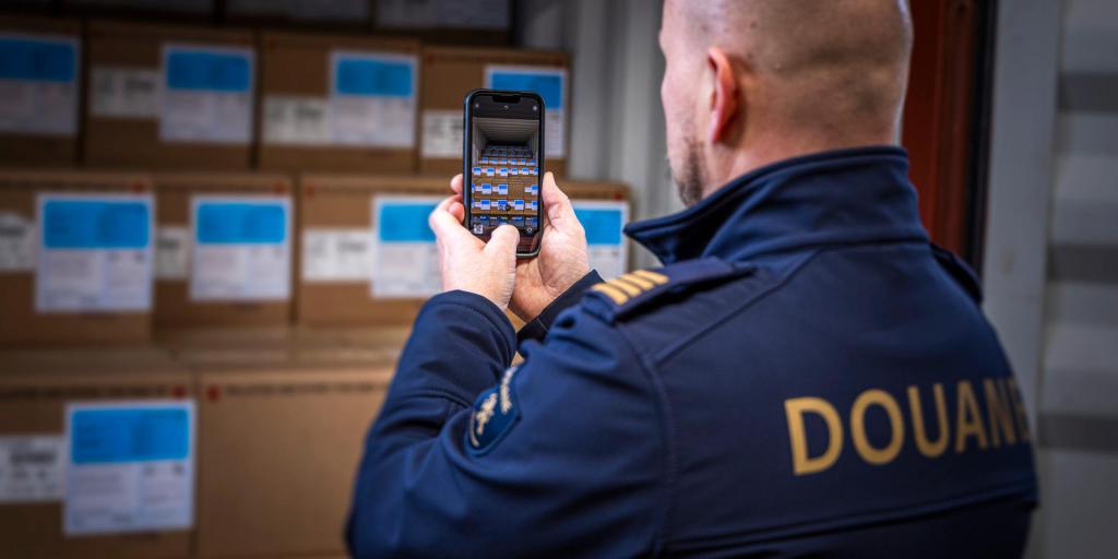 Justitie daagt van corruptie verdachte douanier voor rechter