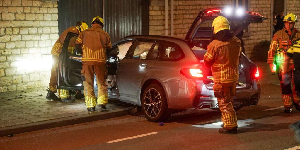 Auto botst tegen woning: twee gewonden