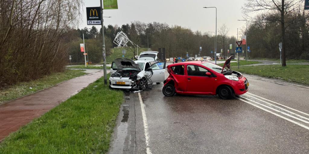 Gewonde en flinke schade bij botsing twee auto's