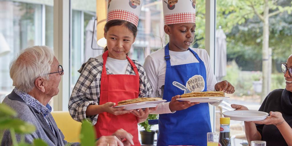 Pannenkoeken slaan verbinding tussen jong en oud