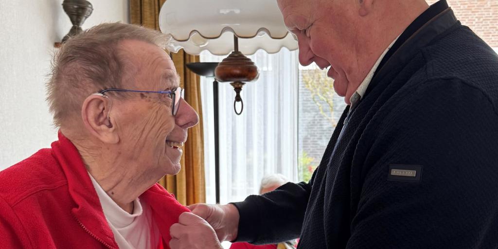 Jo Dirks ontvangt eerste Zilveren Speld van Senioren Limburg