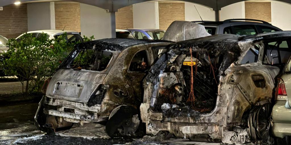 Twee auto’s uitgebrand op parkeerplaats