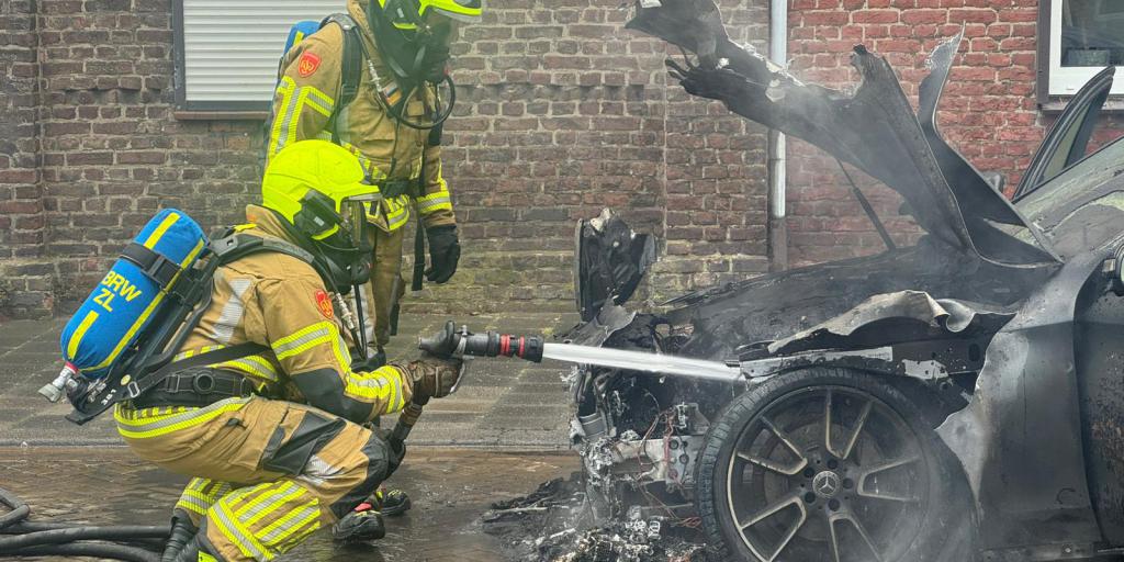 Vlammen slaan uit rijdende auto