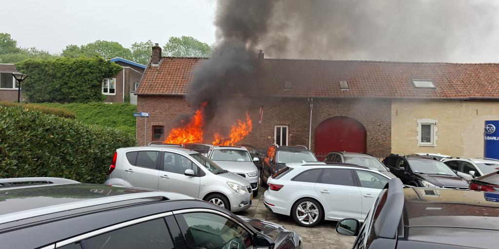 Auto vliegt in brand en veroorzaakt flinke schade