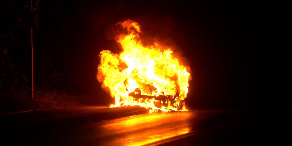 Auto tijdens rijden in brand gevlogen