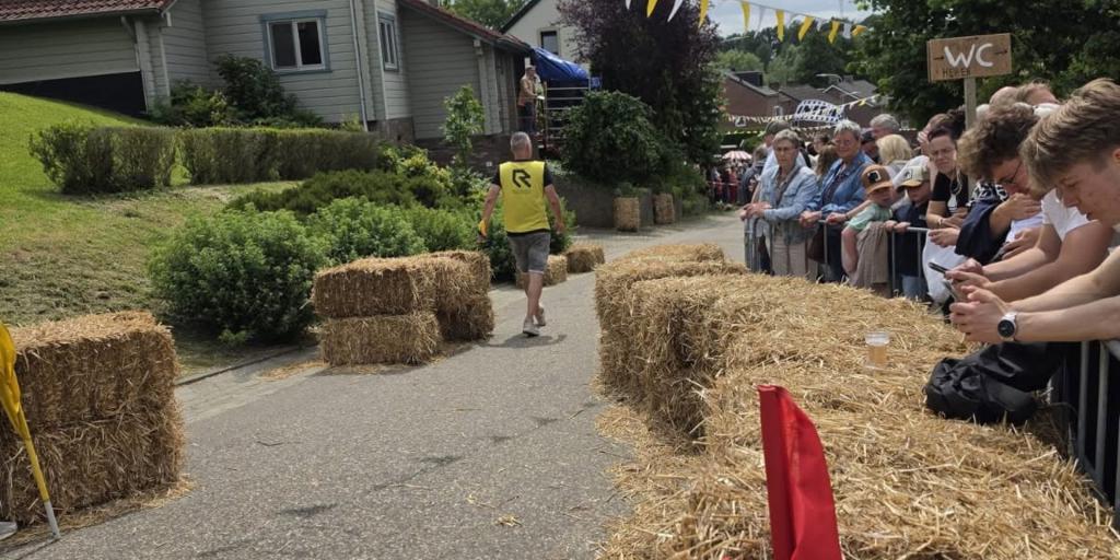 Zeepkistenrace bij jubileum 100-jarig café Stassen in Bocholtz
