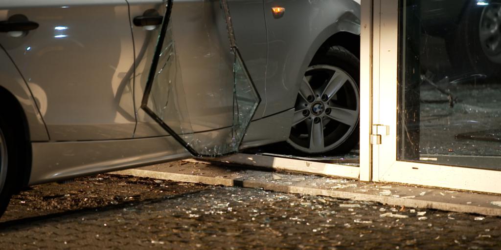Auto rijdt showroom van autodealer De Uiver in Doenrade binnen
