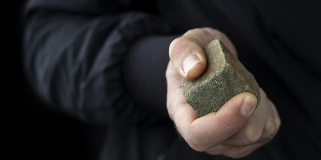 Voorwaardelijke celstraf en werkstraf voor stenengooiers