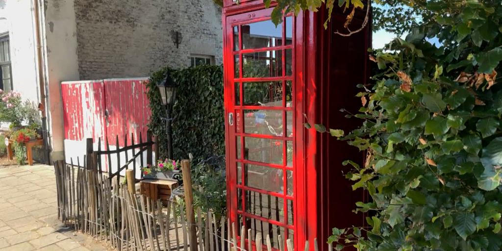 VIDEO: Ophef over telefooncel in tuin Klimmen