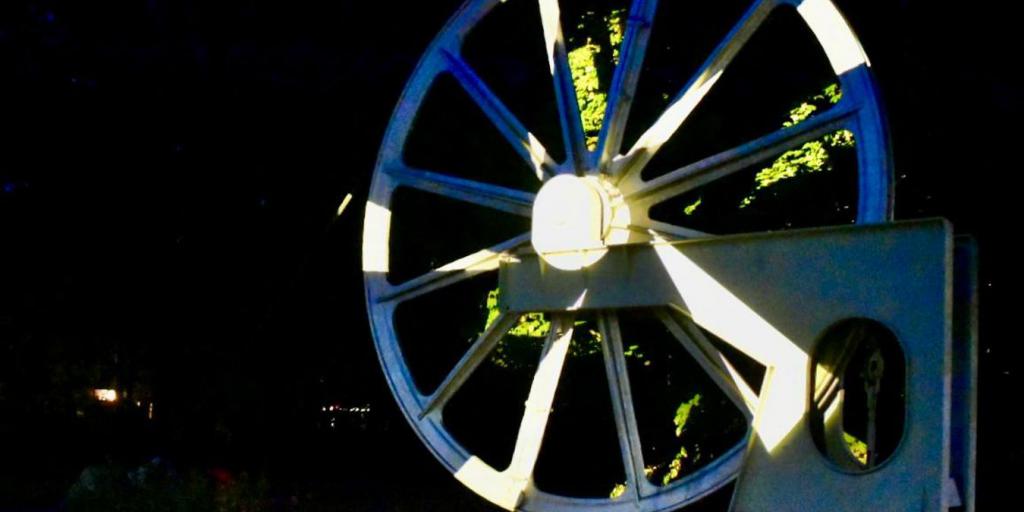 VIDEO: Schachtwiel aan de Akerstraat in Brunssum in avonduren verlicht