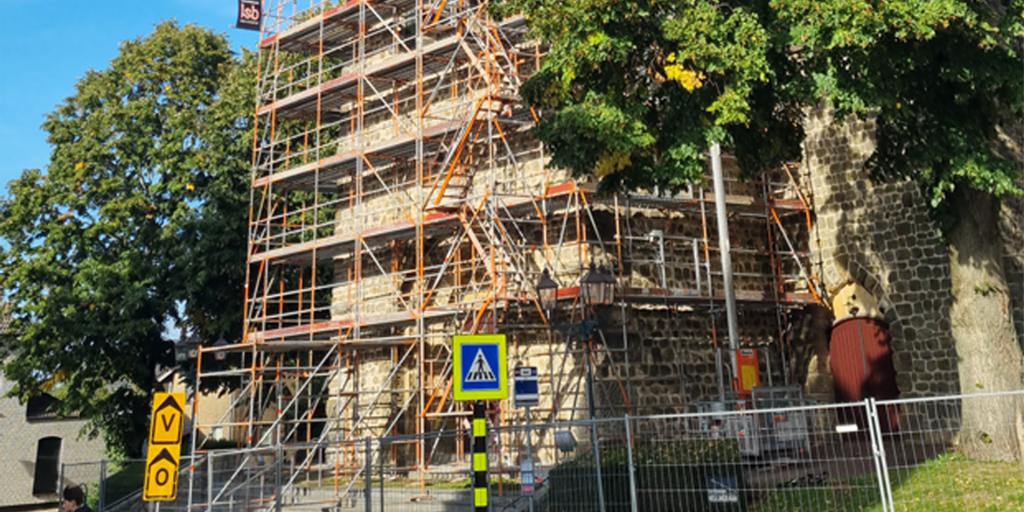 Kerktoren in Schimmert staat in de steigers tijdens jubileum