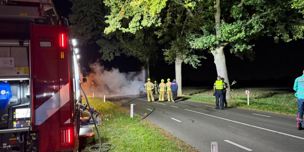 Auto volledig uitgebrand na botsing tegen boom
